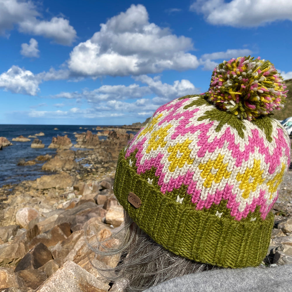 Bonnet à Pompon et à Revers Losanges olive-rose-jaune KUSAN